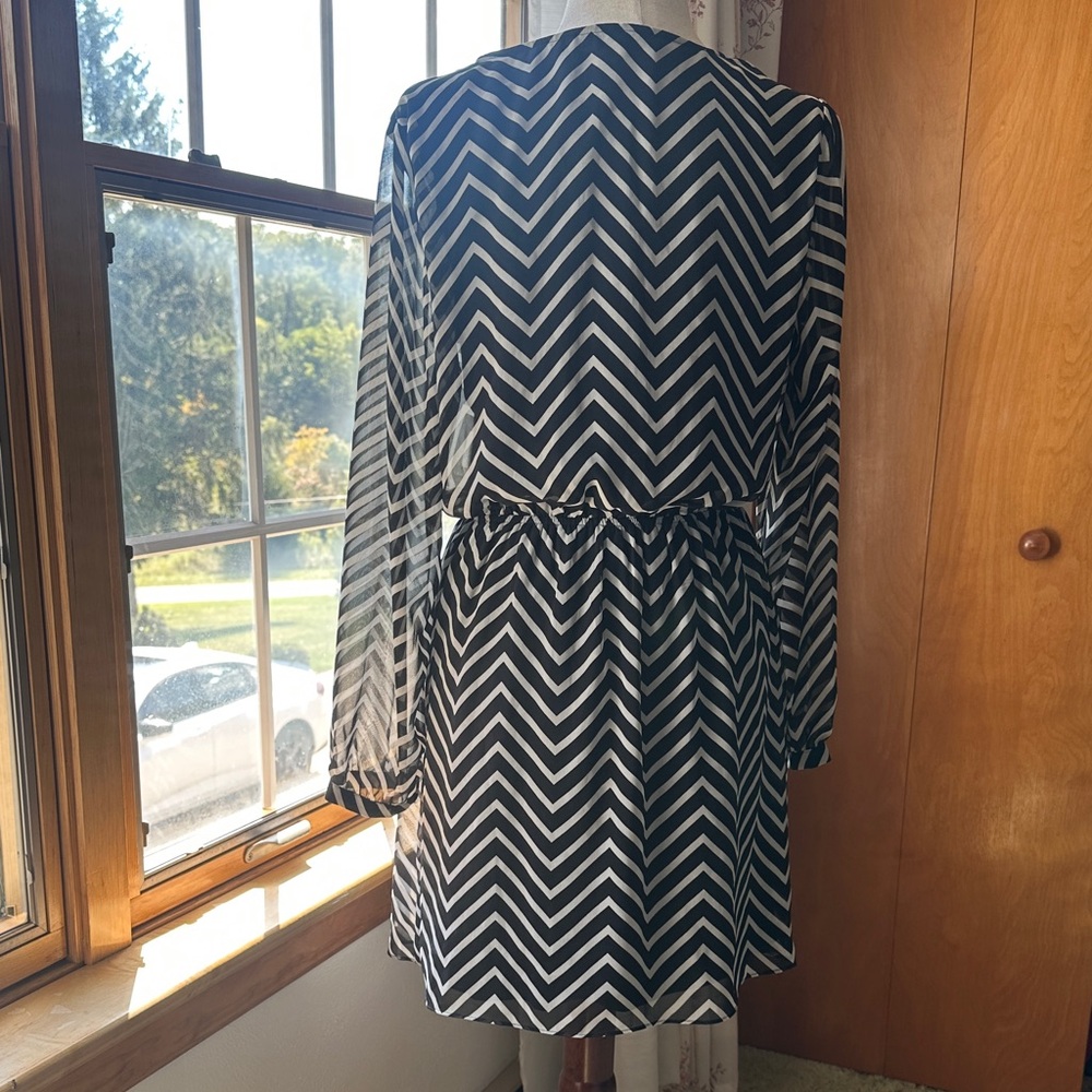 Express Black and White Zigzag Long Sleeve Dress (NWT)- Medium - Picture 11 of 14